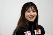 　優勝から一夜明け、取材に応じる坂本花織＝２８日、プラハ（共同）