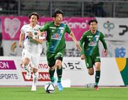 ＦＣ岐阜×相模原＝後半、ドリブルで攻め上がるＦＣ岐阜のＭＦ畑＝長良川競技場