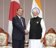 　インドのモディ首相（右）と握手する石破首相＝昨年１０月、ラオス・ビエンチャン