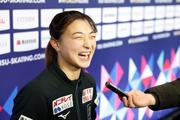 　公式練習を終え、取材に応じる坂本花織＝プラハ（共同）