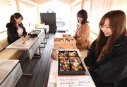 船内では上質な料理が乗客に振る舞われる＝２３日正午、岐阜市湊町、鵜飼観覧船乗船場