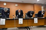 　記者会見で謝罪する岡山県新見市の石田実市長（中央左）ら＝６日午後、新見市役所