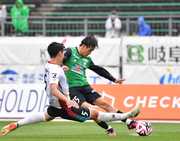 ＦＣ岐阜×いわて＝前半、シュートを放つＦＣ岐阜のＭＦ上野＝長良川競技場