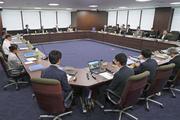 　最低賃金（時給）の２０２５年度改定額の目安を取りまとめた中央最低賃金審議会の小委員会＝４日、厚労省