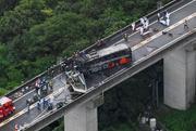 　トラックと高速バスが正面衝突した徳島自動車道の事故現場＝１４日午後３時１１分、徳島県阿波市（共同通信社ヘリから）