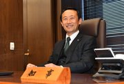 知事執務室の椅子に座り笑顔を見せる江崎禎英知事＝６日午前９時４４分、岐阜市薮田南、岐阜県庁