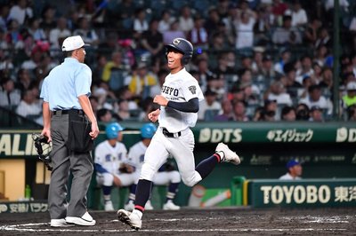 中京×霞ケ浦＝１回裏中京２死一、二塁、敵失の間に二走河原が先制のホームを踏む＝甲子園