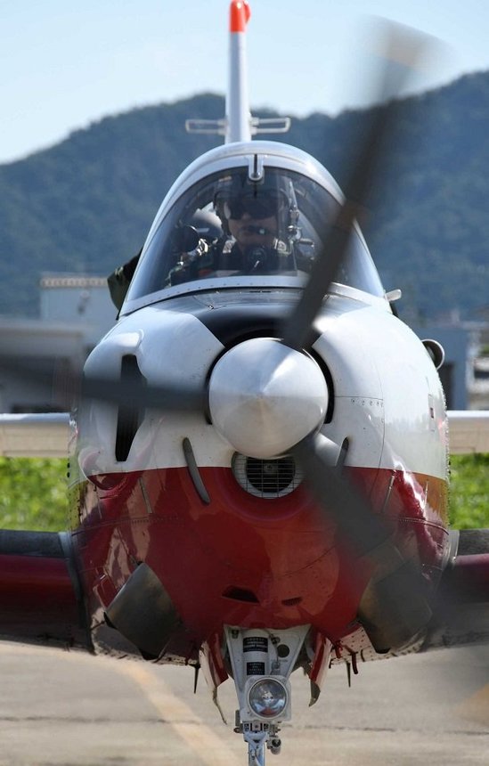エンジンが掛かり力強くプロペラが回り始めたＴ―７練習機。力強い音と風に圧倒される＝各務原市、航空自衛隊岐阜基地