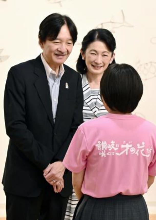 　全国高校総合文化祭の美術・工芸部門を視察し、生徒に声をかけられる秋篠宮ご夫妻＝２７日午前、高松市