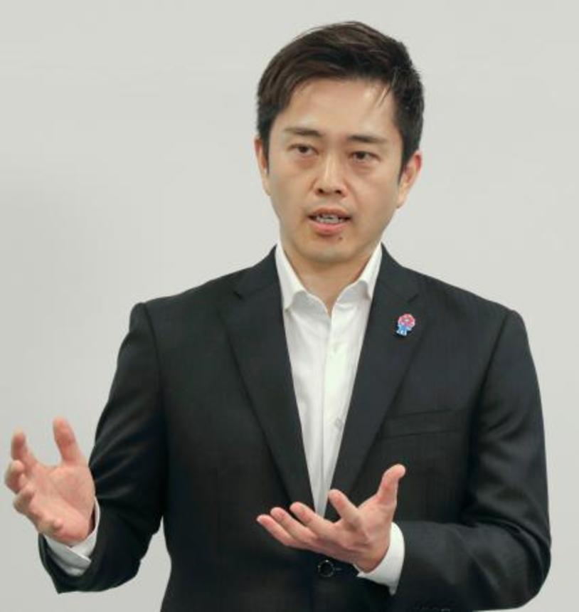 　記者団の取材に応じる日本維新の会の吉村代表＝６日午後、大阪府庁