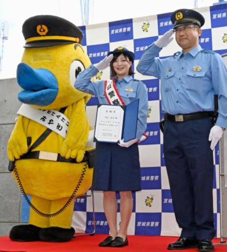 　宮城県警角田署の一日署長に就任し、ポーズをとる柔道女子の角田夏実選手＝５日午前、宮城県角田市