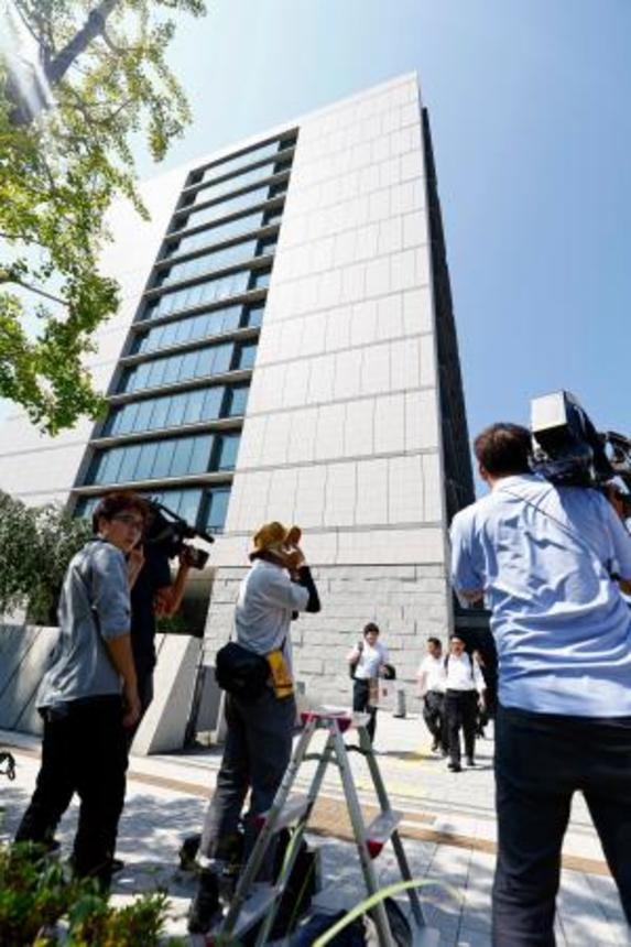 　日本維新の会の石井章参院議員の事務所が入る議員会館前に集まった報道陣＝２７日午前１０時２６分、東京・永田町