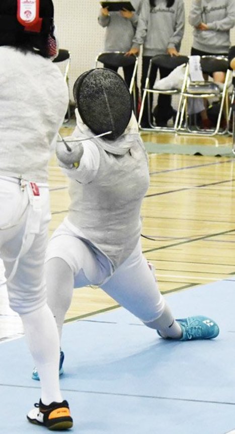 フェンシング女子団体・羽島北×大垣南＝果敢に攻める羽島北の渡辺＝大垣南高