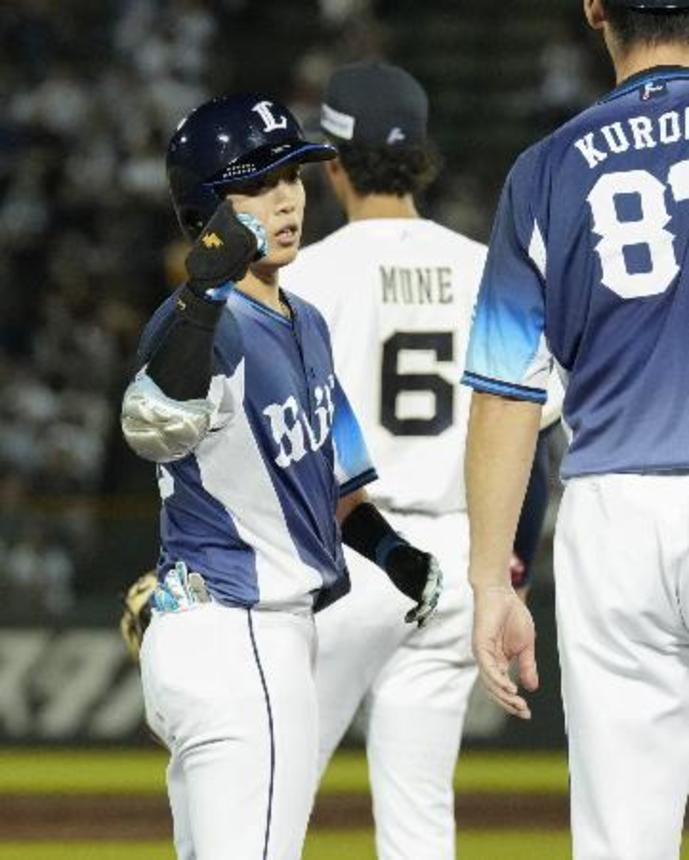 　４回、走者一掃の三塁打を放ち、ガッツポーズする西武・滝沢＝ほっともっと神戸