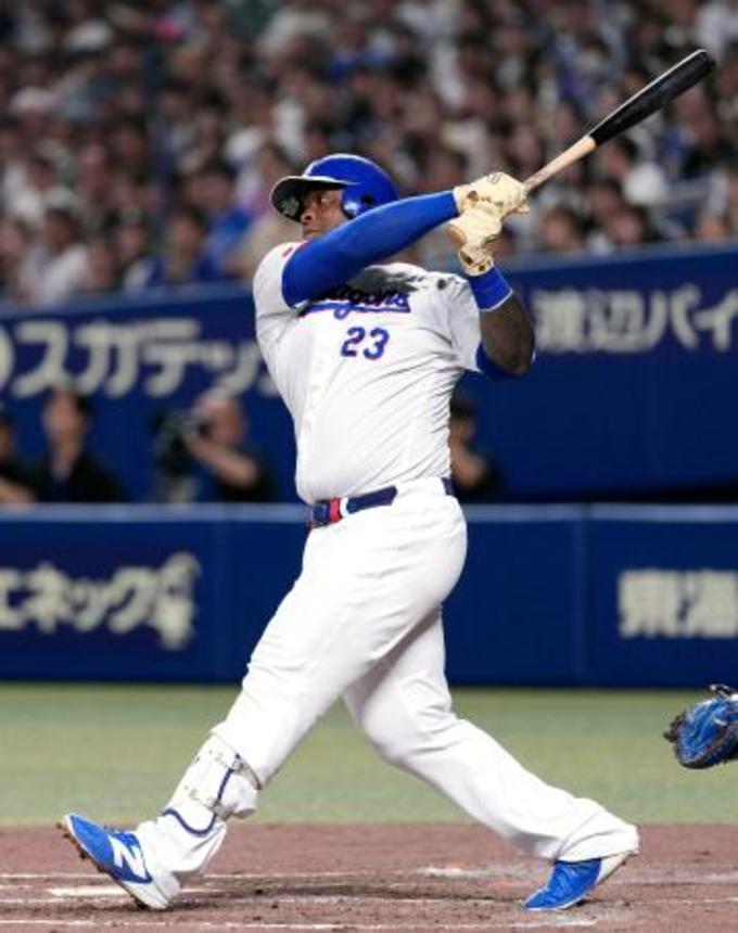 　４回中日無死一塁、サノーが左中間に先制２ランを放つ＝バンテリンドーム