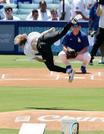 　ドジャース―カージナルス戦の始球式前に「スピン」するフィギュアスケート男子のイリア・マリニン＝ロサンゼルス（共同）