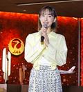 　改修された日航の国内線ラウンジに立つ俳優の井桁弘恵さん＝６日午前、羽田空港