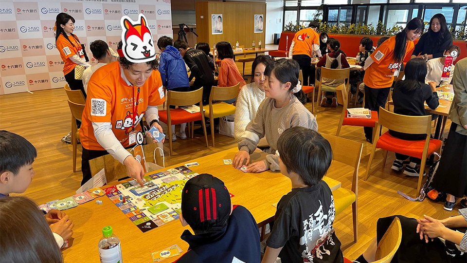 ボードゲームでお金の知識を学ぶ児童＝岐阜市神田町、十六銀行本店