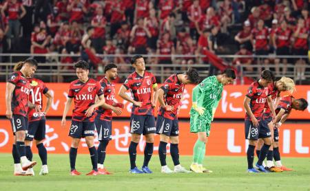 　岡山に敗れ、肩を落とす鹿島イレブン＝カシマ
