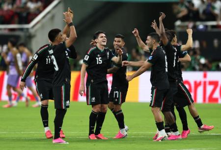 　韓国を破って決勝トーナメント進出を決め、喜ぶメキシコの選手たち＝グアダラハラ（ロイター＝共同）