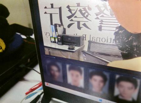 　カンボジアの詐欺拠点にある「ＡＩルーム」に設置されていたパソコンの画面。かけ子が偽警察官の顔写真を選び、ＡＩを用いて自らの顔と差し替えていた（愛知県警提供、画像の一部を加工しています）