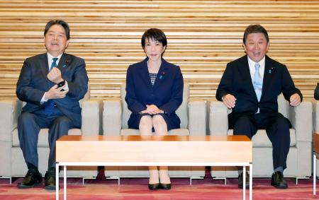 　閣議に臨む（左から）林総務相、高市首相、茂木外相＝９日午前、首相官邸