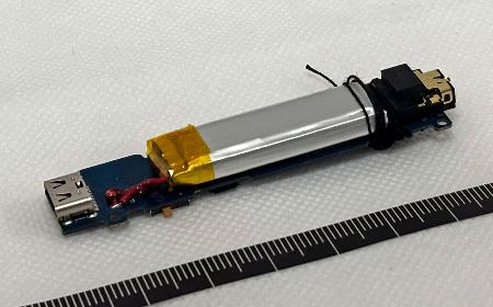 　警視庁が押収した小型マイク＝２２日午前、警視庁本部