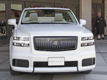 　大相撲の本場所優勝力士がパレードで乗る高級車「センチュリー」のオープンカー