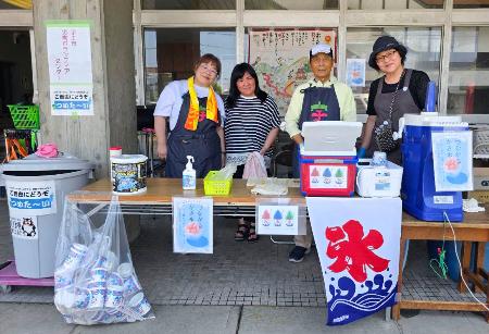 　ボランティアにかき氷を振る舞う企画に参加した浦本晴美さん（右端）と宇土市の住民＝８月、熊本県宇土市