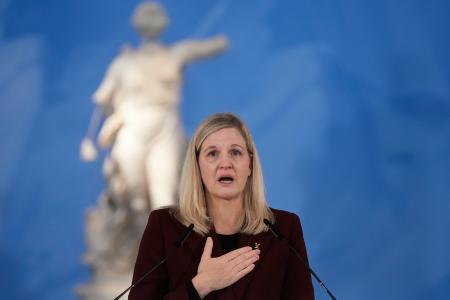 　ギリシャ・オリンピアで開催されたミラノ・コルティナ冬季五輪の聖火の採火式でスピーチするＩＯＣのコベントリー会長＝２６日（ＡＰ＝共同）