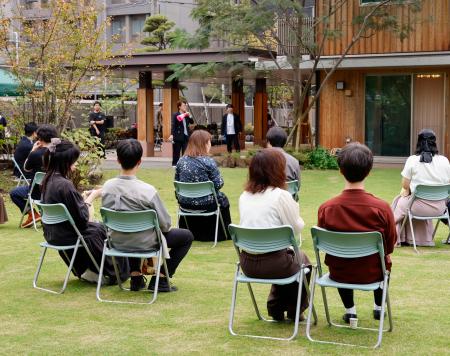 　大分県が知事公舎で開いた婚活イベント＝２４日午後、大分市