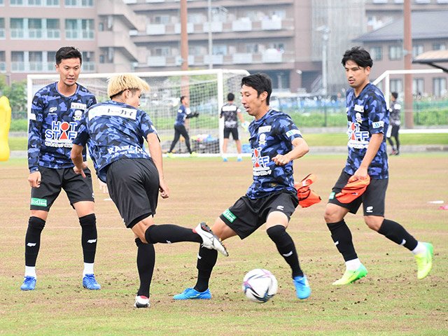 長野戦に向けて調整する山内（左端）らＦＣ岐阜の選手たち＝６月３０日、岐阜市内
