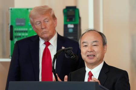　ソフトバンクグループの孫正義会長兼社長（右）とトランプ米大統領＝４月３０日（ＡＰ＝共同）