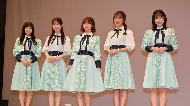 プロデュースした制服を着用するＯＫＢ５のメンバーたち＝大垣市加賀野、ソフトピアジャパン