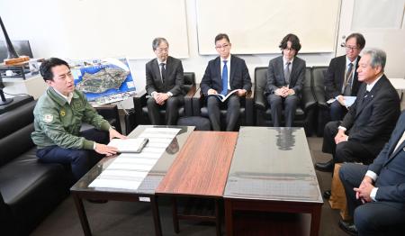 　沖縄県与那国町の上地常夫町長（右端）と面会する小泉防衛相（左端）＝２３日午後、与那国町