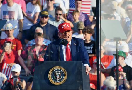 　３日、米中西部アイオワ州デモインで演説するトランプ大統領（共同）