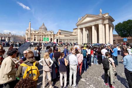 　ローマ教皇フランシスコの一般弔問のため、バチカンのサンピエトロ大聖堂の前で列をつくる人々＝２３日（共同）