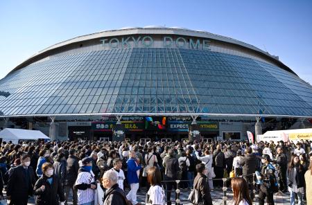 　ＷＢＣの日本―チェコ戦が行われる東京ドーム前に集まった大勢のファン＝１０日、東京都文京区