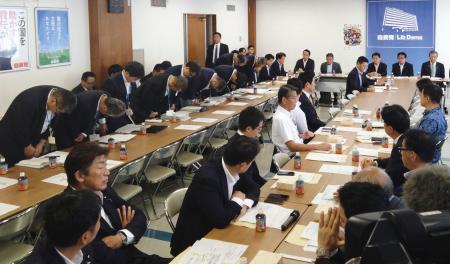 　自民党農林部会の会合で謝罪する農林水産省の幹部ら（左列）＝８日午前、東京・永田町の党本部