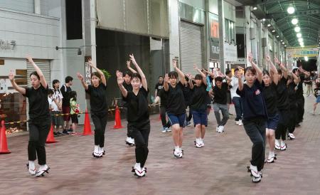 　６年ぶりに復活した「阿波おどり」の公開練習＝１３日、徳島市