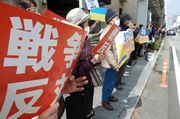 ウクライナからのロシア軍撤退を訴えるデモ参加者＝２日午後０時１３分、岐阜市神田町