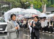 　開幕した「博多どんたく港まつり」に登場した俳優の仲野太賀さん（右）と池松壮亮さん＝３日午後、福岡市