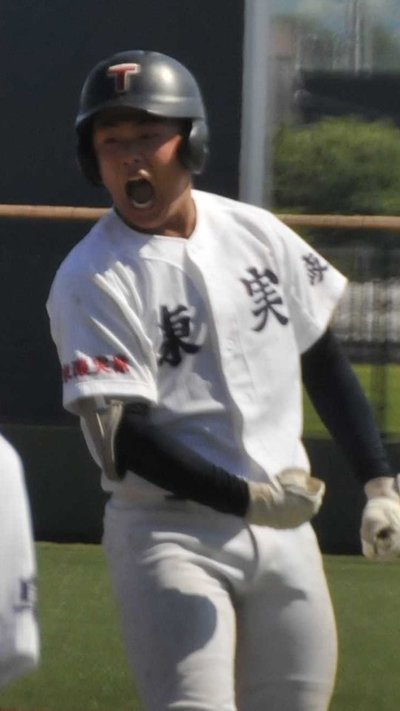 東濃実×海津明誠＝タイブレーク延長１０回裏東濃実２死満塁、サヨナラ勝ちを決める適時打を放ち、ガッツポーズする長谷部虎＝カヤバ