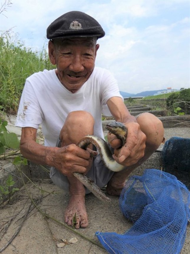 捕まえて喜ぶ杉原信義さん＝いずれも大垣市内