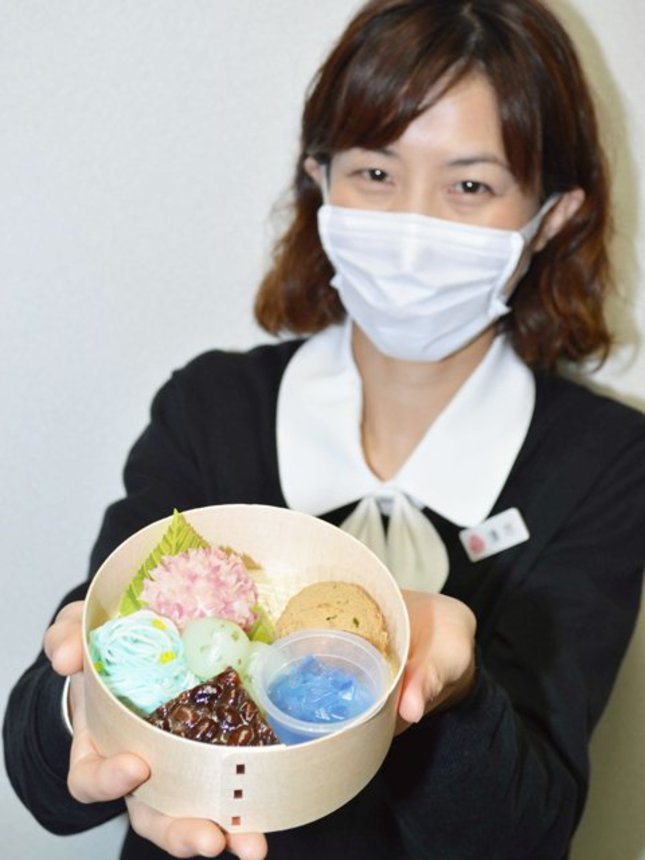 ホタルやアジサイをイメージした和菓子を詰め合わせた「和みのじかん」シリーズの「水無月」＝岐阜新聞・岐阜放送西濃支社