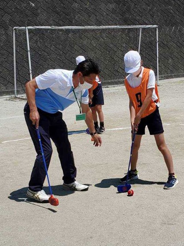 スナッグゴルフを学ぶ児童＝瑞浪市釜戸町、釜戸小学校