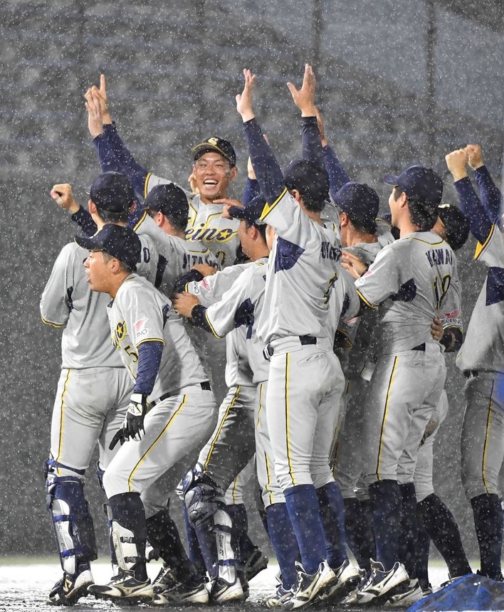 ６年連続４３度目の本大会出場を決め、雨の中喜びを爆発させる西濃運輸の選手たち＝１５日午後８時２８分、愛知県岡崎市、岡﨑レッドダイヤモンドスタジアム（撮影・山田雄大）