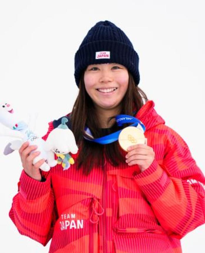 　ミラノ・コルティナ冬季五輪のスノーボード女子スロープスタイルで金メダルを獲得し、笑顔を見せる深田茉莉＝１８日、イタリア・リビーニョ（共同）