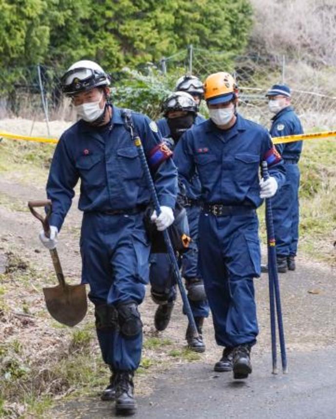 　捜索現場の山林から出る京都府警の警察官＝９日午後、京都府南丹市