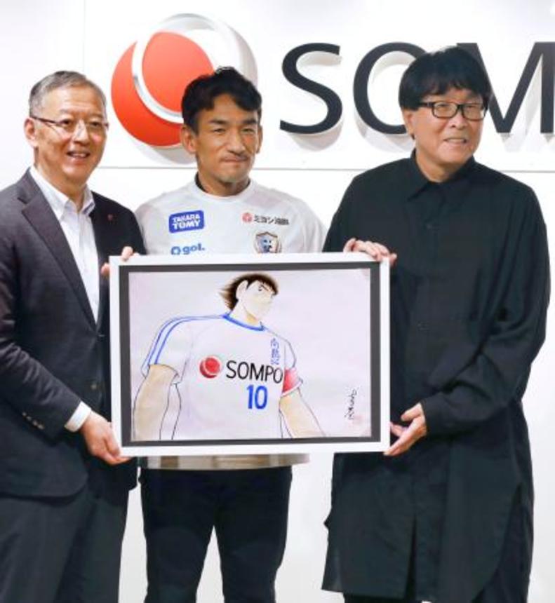 　ＳＯＭＰＯホールディングスと「キャプテン翼」のパートナーシップ契約締結に伴う記者発表で、写真に納まる（右から）高橋陽一さん、中田英寿さんら＝２日午後、東京都内